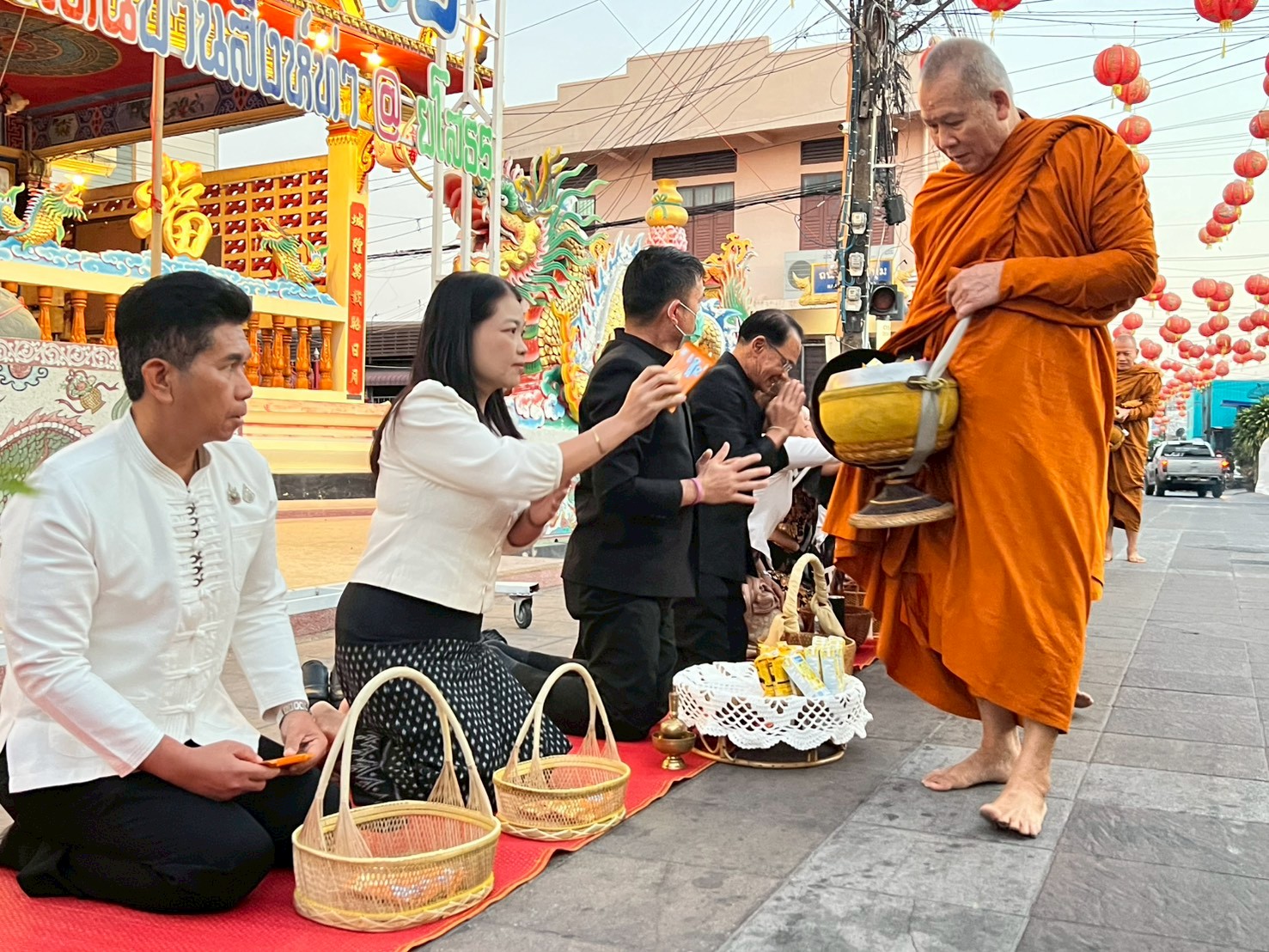 title - ส.ป.ก.ยโสธร ร่วมกิจกรรมทำบุญตักบาตรย้อนยุค วิถีถิ่น วิถีไทย ณ ถนนคนเดินยโสธร เมืองเก่าบ้านสิงห์ท่า ประจำปีงบประมาณ พ.ศ.2569
